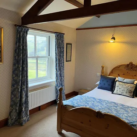 The Charles Bathurst 4*